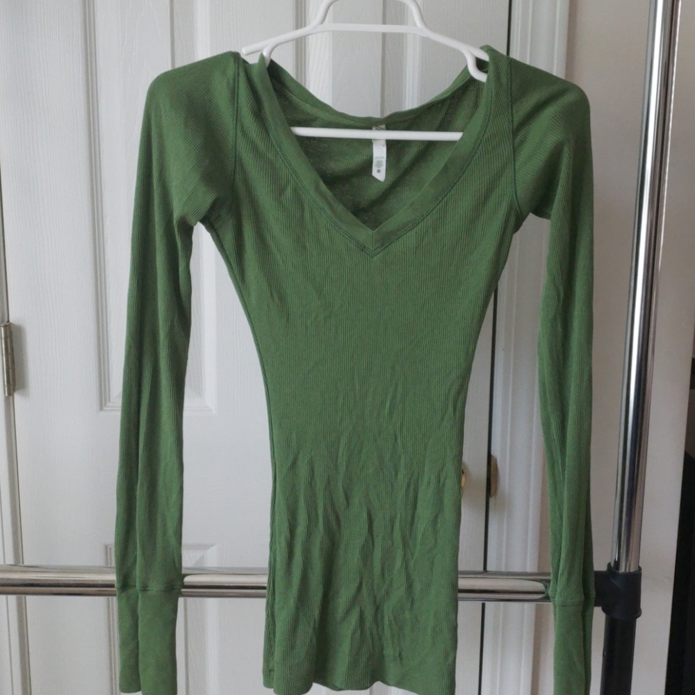 Long sleeve v-neck shirt